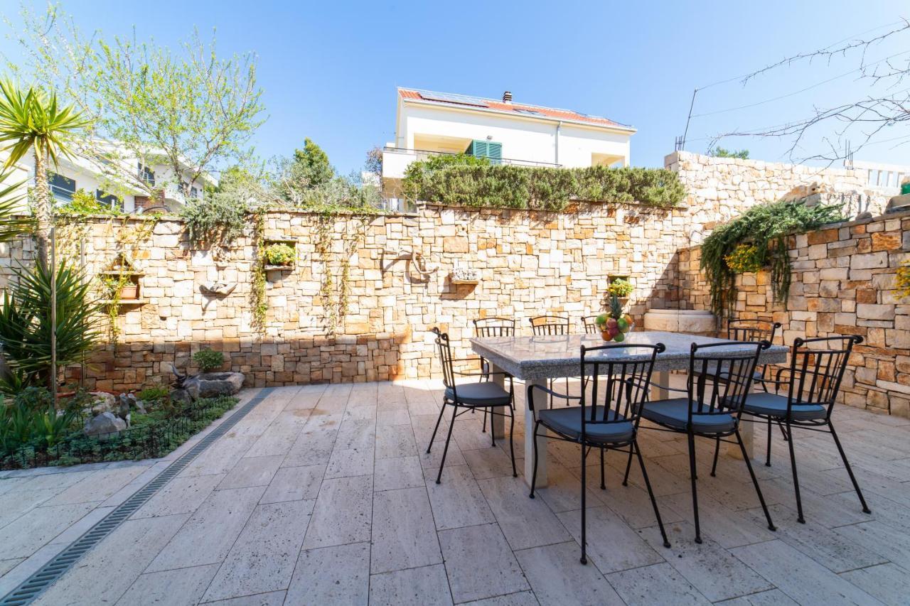 Villa Sun Garden - 4 Star Villa With Heated Swimming Pool, Quiet Bay, Bbq, 50M From The Sea Milna  Exterior photo