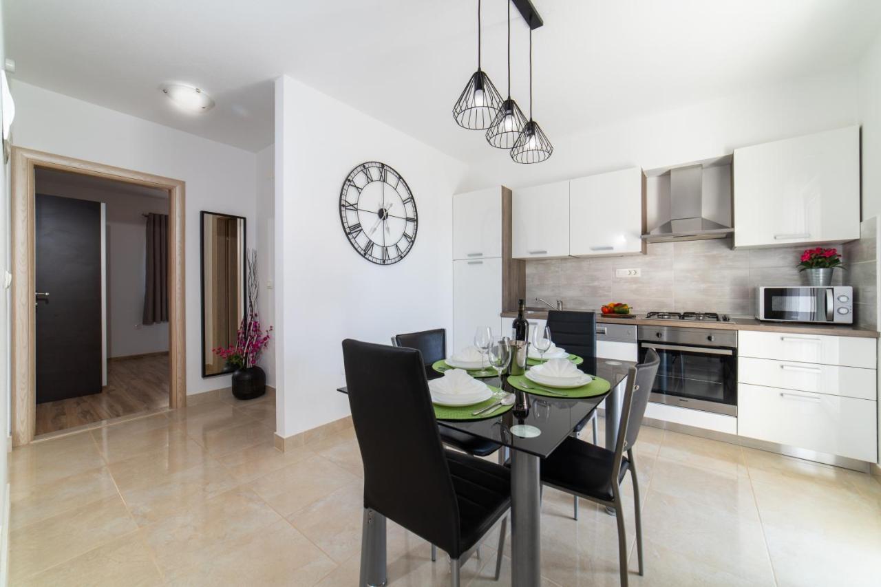 Villa Sun Garden - 4 Star Villa With Heated Swimming Pool, Quiet Bay, Bbq, 50M From The Sea Milna  Exterior photo