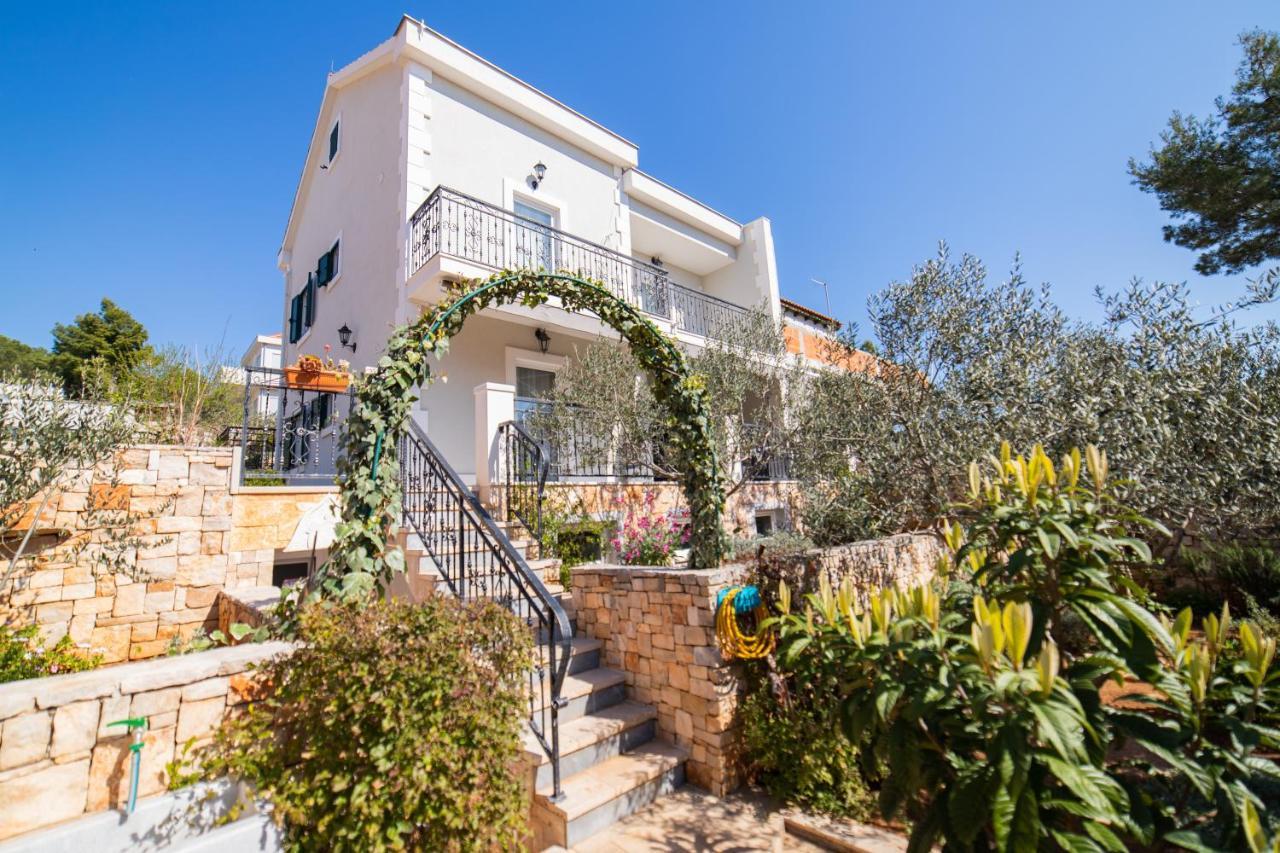 Villa Sun Garden - 4 Star Villa With Heated Swimming Pool, Quiet Bay, Bbq, 50M From The Sea Milna  Exterior photo