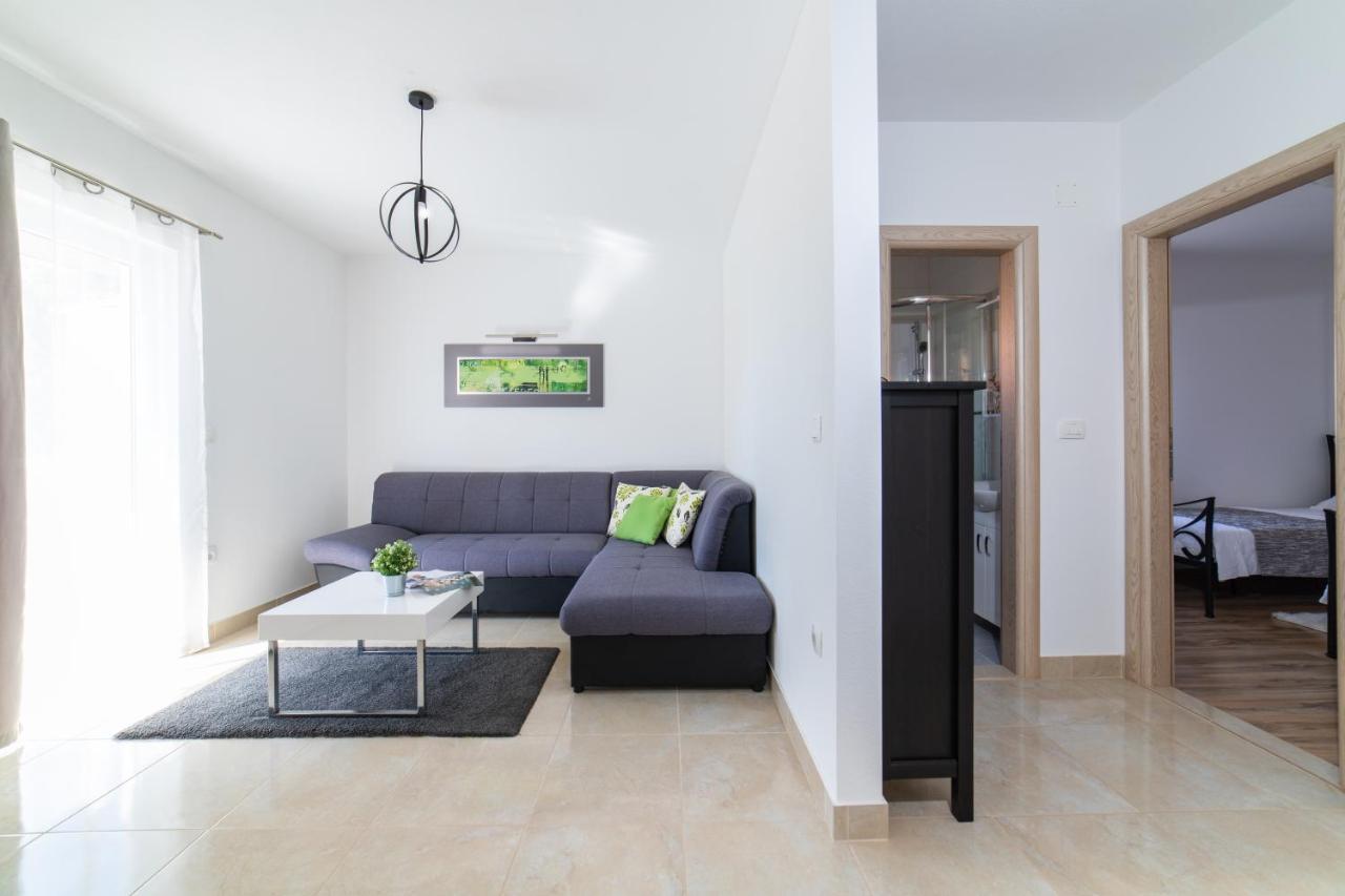 Villa Sun Garden - 4 Star Villa With Heated Swimming Pool, Quiet Bay, Bbq, 50M From The Sea Milna  Exterior photo