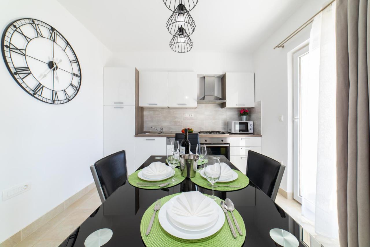 Villa Sun Garden - 4 Star Villa With Heated Swimming Pool, Quiet Bay, Bbq, 50M From The Sea Milna  Exterior photo