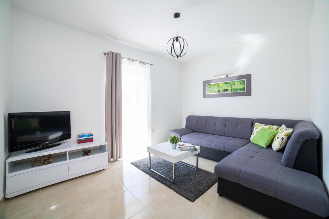 Villa Sun Garden - 4 Star Villa With Heated Swimming Pool, Quiet Bay, Bbq, 50M From The Sea Milna  Exterior photo